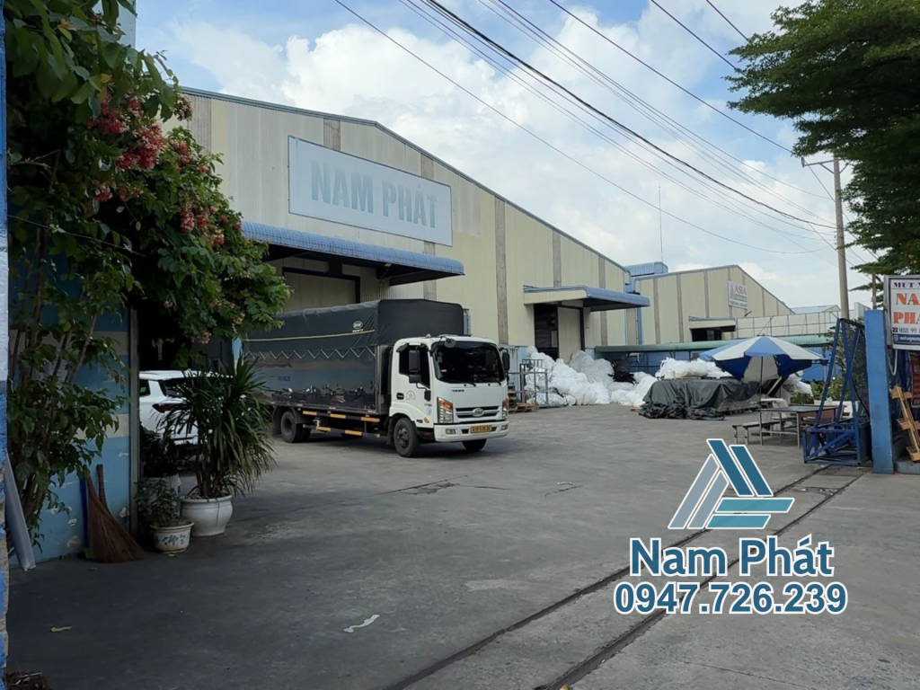 Xe tải giao hàng hoặc nhân viên chuẩn bị đơn hàng.
